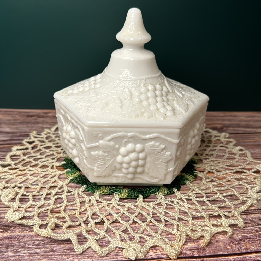 Lot of Milkglass- Anchor Hocking, Fenton, Imperial Glass - Picture 2 of 6